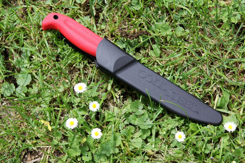 Cold Steel tento nůž dodává spolu s pouzdrem z materiálu Secure-Ex